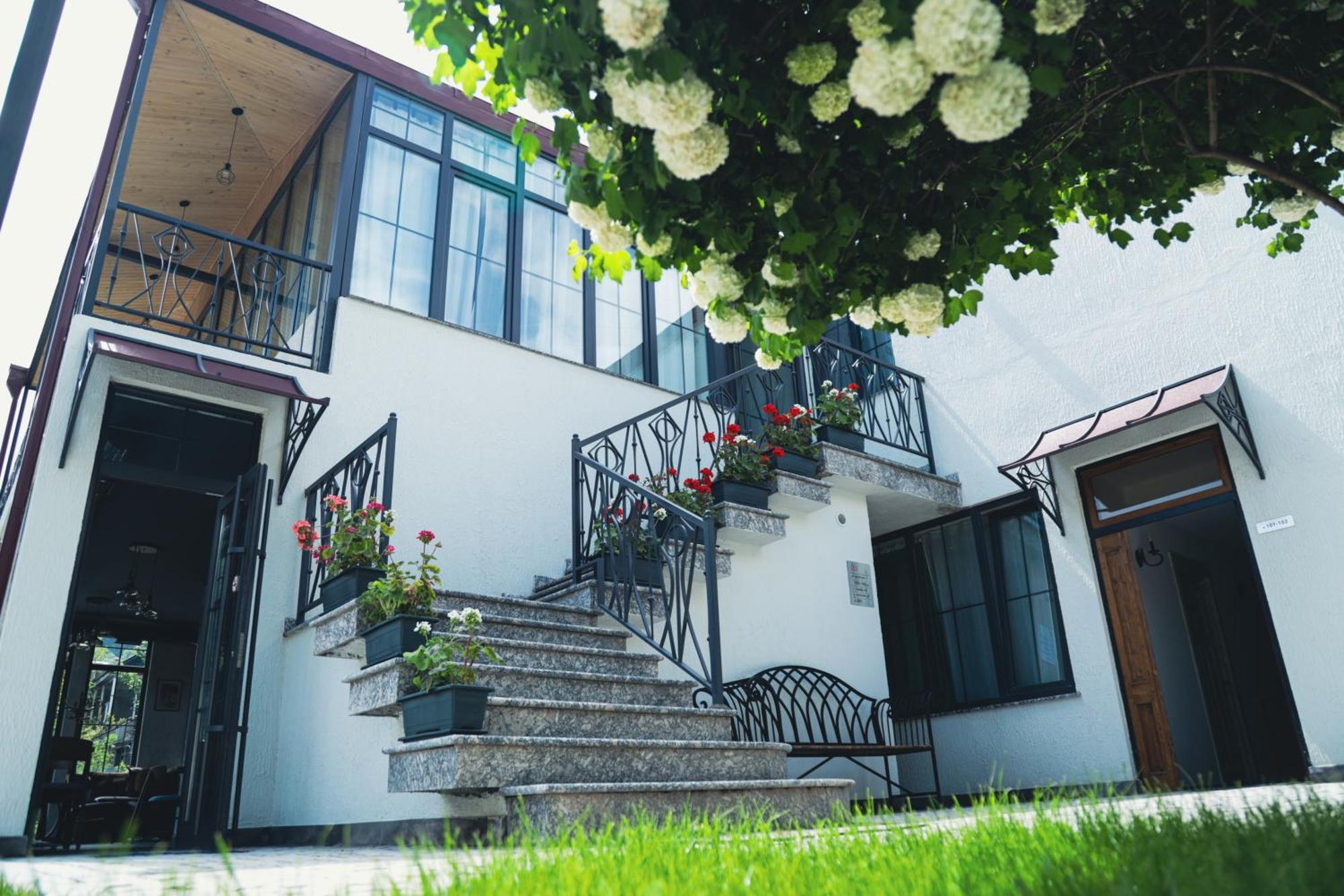 Redroof Country House Hotel Goris Bagian luar foto